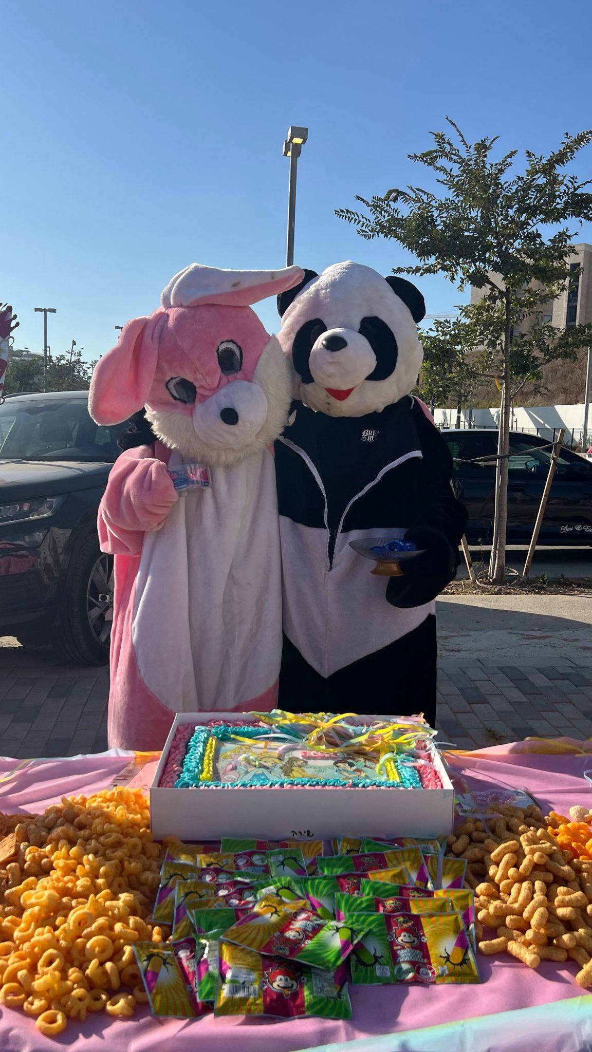 דמויות מפעילות באירוע